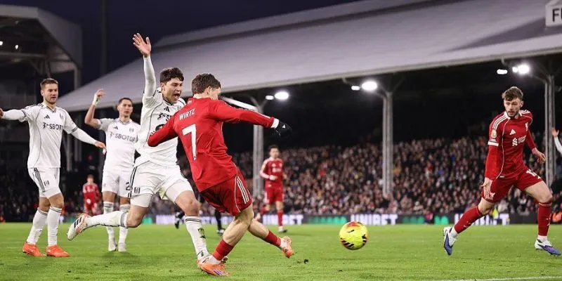 Pressing gây áp lực tấn công mãnh liệt lên khung thành của đối thủ